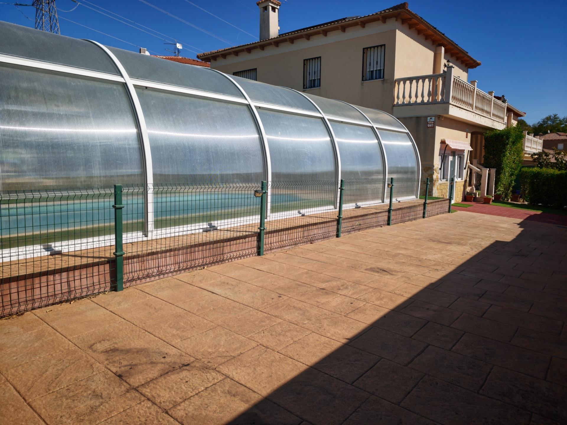 Chalet con jardín y piscina en una urbanización de Méntrida